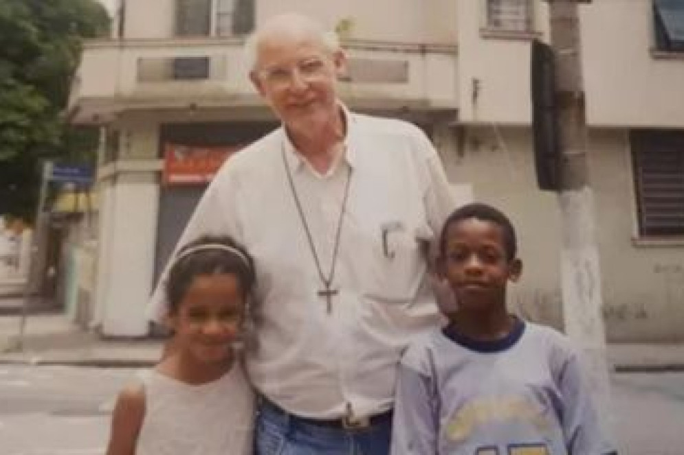 Padre Júlio Lancellotti ao lado das crianças Juçara e Davi, portadores do vírus HIV atendidos pela Casa Vida(Foto: Reprodução/ Arquivo pessoal)