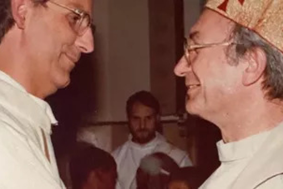 À esquerda, padre Júlio Lancellotti sendo ordenado por Dom Luciano Pedro Mendes de Almeida(Foto: Reprodução/ Arquivo pessoal)