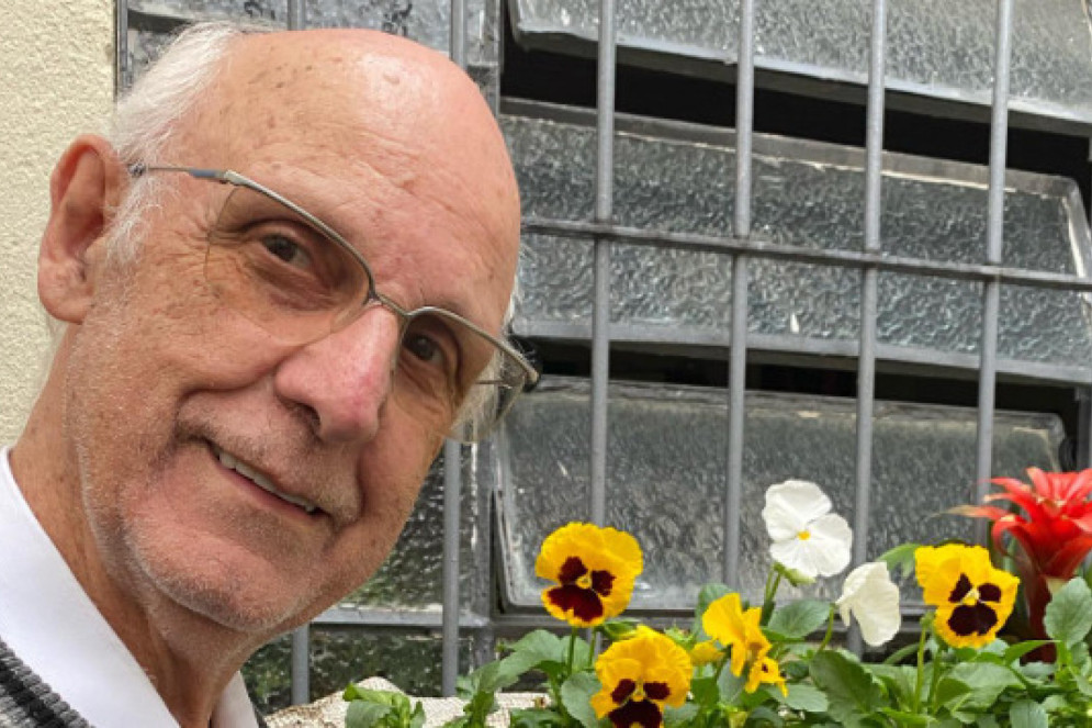 Júlio Lancellotti posa para uma self ao lado de flores que cultiva(Foto: Reprodução/ Instagram @padrejulio.lancellotti)