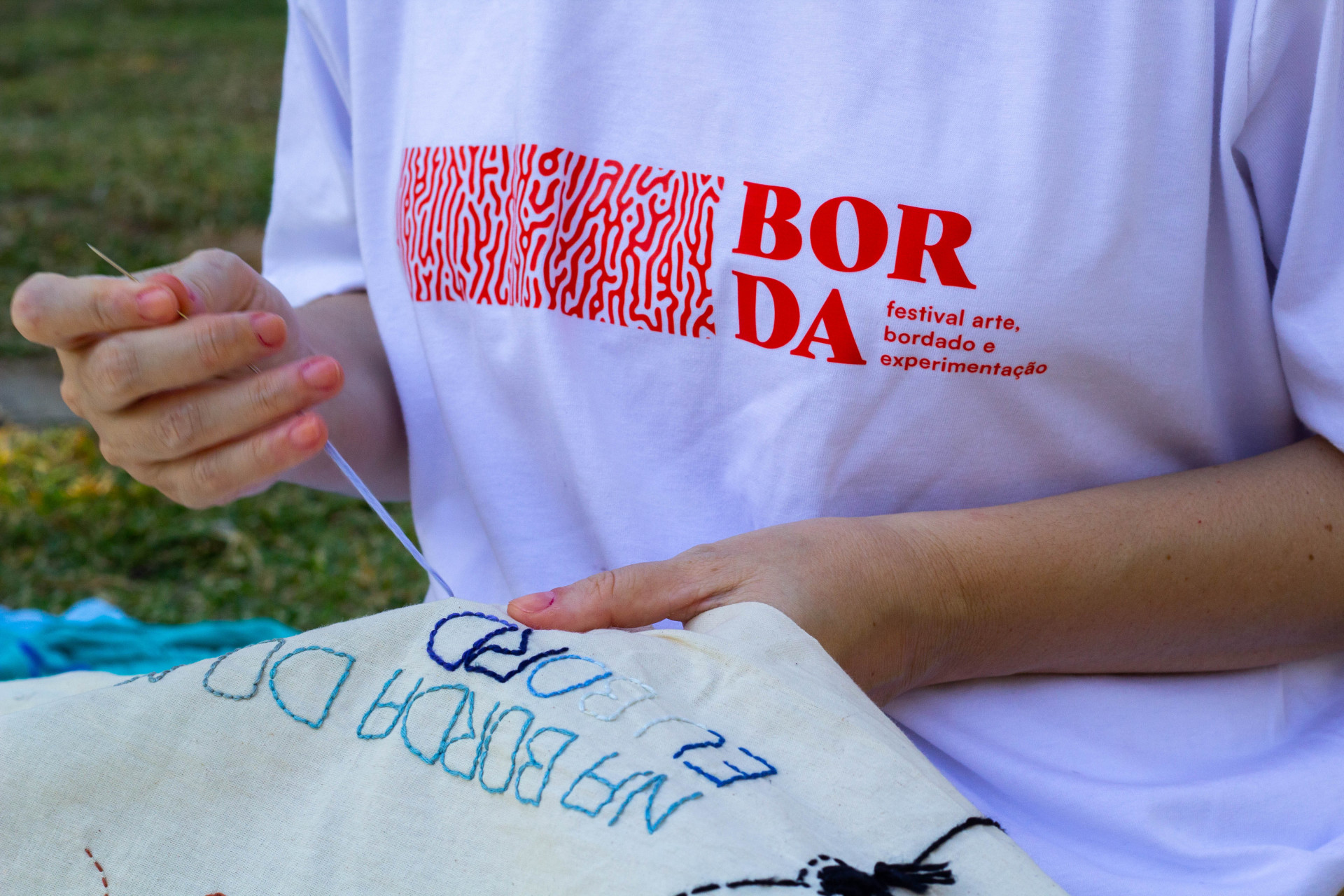 É realizada na orla da Barra do Ceará mais uma ação do Festival Borda, iniciativa que une arte têxtil, sustentabilidade e fazer coletivo (Foto: Késsia Nascimento /Divulgação
)