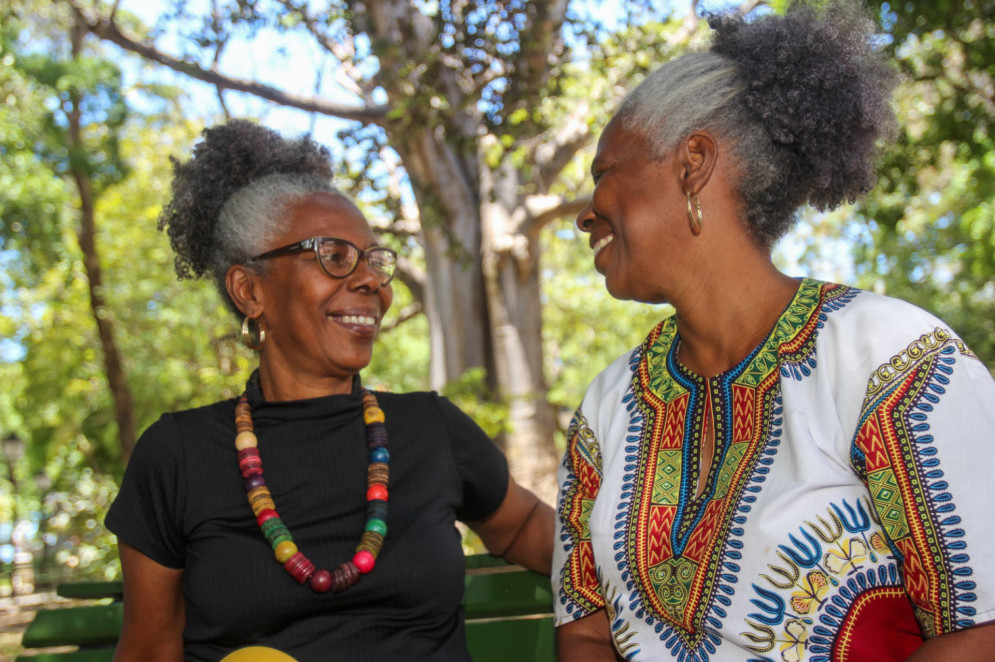 Verônica é bióloga e assistente social, enquanto Valéria é pedagoga. As irmãs atuam pelo enfrentamento da violência contra a mulher e pela luta antirracista no Cariri há mais de 20 anos, com valorização das heranças africanas e educação popular(Foto: Zé Rosa Filho/Defensoria Ceará)