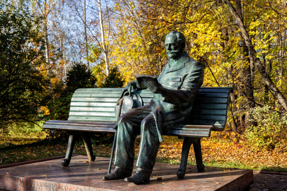 Monumento em homenagem a Pyotr Ilyich Tchaikovsky no parque perto da casa-museu do compositor em Klin, região de Moscou, na Rússia em 19 de outubro de 2024(Foto: Yulia Babkina/Adobe Stock)