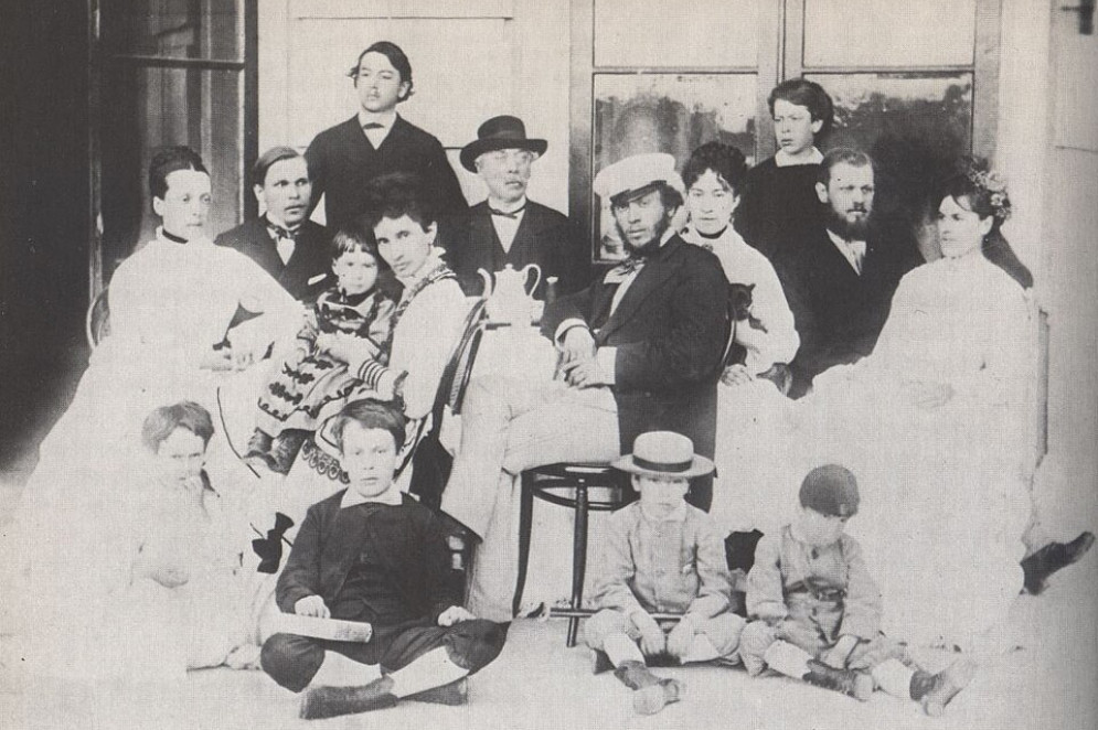 A família von Meck por volta de 1875: à esquerda, a baronesa Nadezhda Filaretovna aparece segurando nos braços sua filha caçula, Ljudmila (carinhosamente chamada de Milochka)(Foto: Wikipédia/Governo Federal da Rússia)