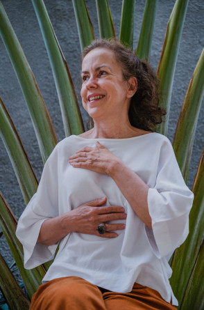 Marcela Brasileiro, de 58 anos, encarou ciclos de quimioterapia(Foto: Fernanda Barros/ O Povo)