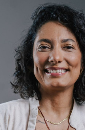Laura Rios é arquiteta e colunista do O POVO .  Ela é uma mulher negra de cabelo castanho curto(Foto: Julio Caesar)