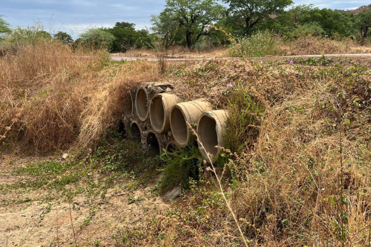 Situação das manilhas utilizadas permitir a passagem de água do Rio Poti por baixo da estrada(Foto: Fabiana Melo/O POVO)
