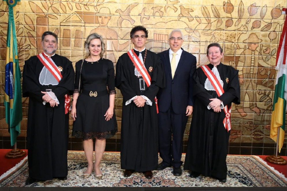 (Foto: fotos Arquivo pessoal)Da esq. para a dir.: ministro Guilherme Caout Bastos, vice-presidente do TST; desembargadora Nise Pedroso, diretora da Escola Judicial do TRT6 (PE); ministro Luiz Philippe Vieira de Mello, novo presidente do TST; desembargador Sergio Torres Teixeira (TRT6); e ministro José Freire Pimenta, corregedor-geral da Justiça do Trabalho