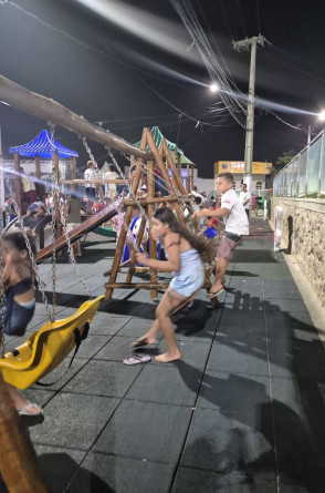 A nova brinquedopraça inaugurada junto ao Farol do Mucuripe recupera a tradição da comunidade de levar as crianças para brincar ao redor do monumento histórico(Foto: Mateus Mota / OPOVO+)