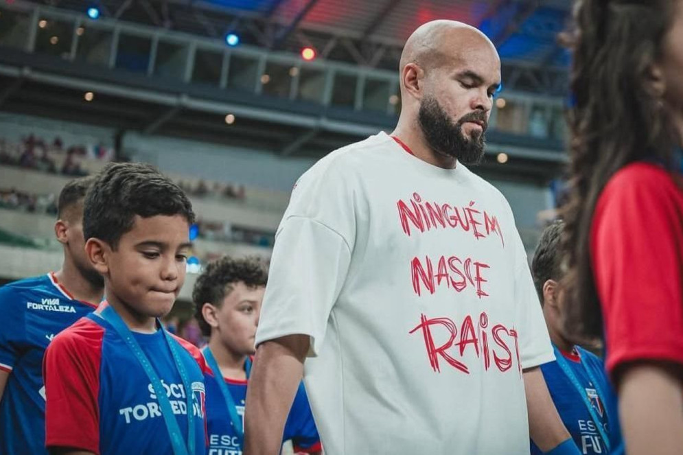  Em jogo contra o Vitória, no Castelão, os atletas do time entraram em campo usando uma camisa com os dizeres "Ninguém nasce racista"(Foto: Matheus Lotif/FEC)