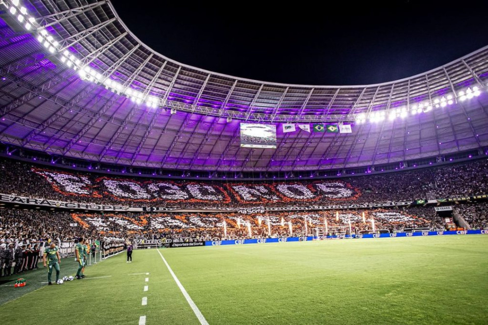 Mosaico da torcida do Ceará diz: "Fogo nos Racistas"(Foto: Gabriel  Silva / Ceará SC)