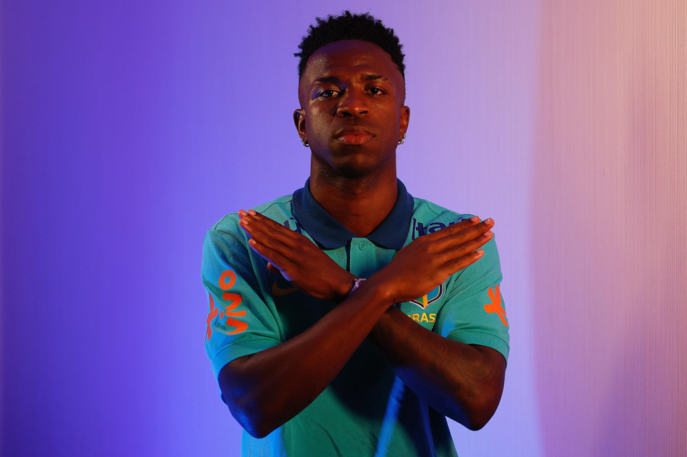 Vinicius Jr. faz o Gesto Antirracismo(Foto: Rafael Ribeiro/CBF)