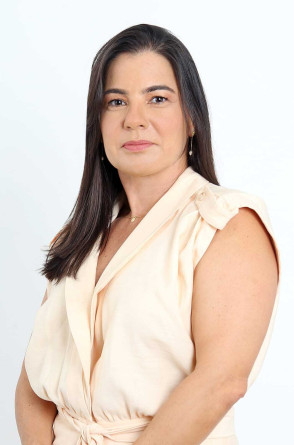 Theresa Rachel Couto Correia, doutora em direto internacional e integração econômica, é uma mulher branca, de cabelo liso, médio e escuro. Na imagem, ela usa uma blusa creme e olha diretamente para a câmera(Foto: Reprodução/ Arquivo pessoal)