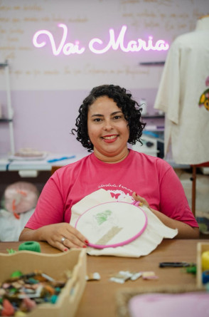 Projeto do Iprede com a Catarina Mina ensina mulheres a costurar e a bordar(Foto: Pedro Tofo/Divulgação)