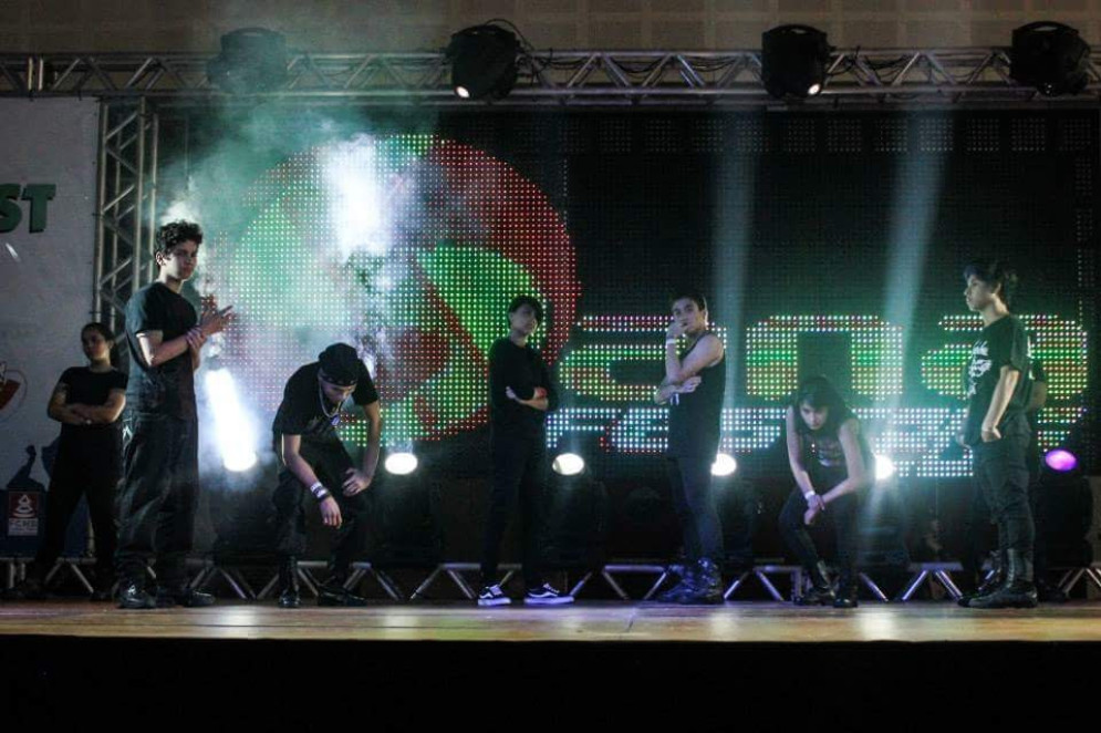 Breno (segundo à esquerda) e grupo Warriors Black em apresentação(Foto: Arquivo Pessoal)