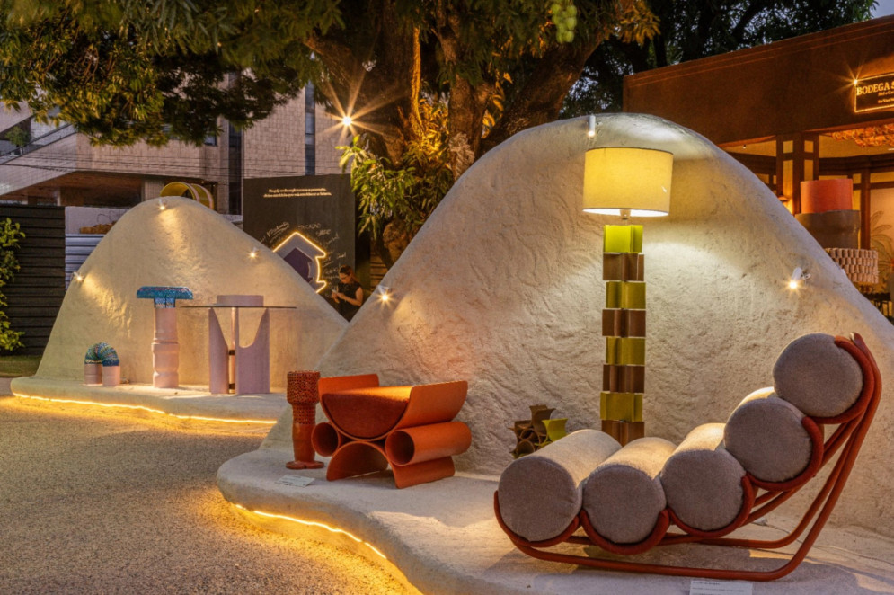 A exposição apresenta a coleção de mobiliário de interiores e urbano, com cadeiras, luminárias, estantes e assentos feitos de materiais de descarte da Cagece(Foto: CASACOR Ceará)