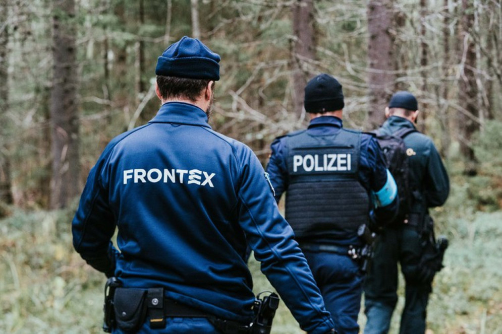 Frontex é a Agência Europeia da Guarda de Fronteiras e Costeira, uma agência da União Europeia que apoia os países-membros na gestão das fronteiras externas da UE e no combate à criminalidade transfronteiriça(Foto: Reprodução/ Frontex)