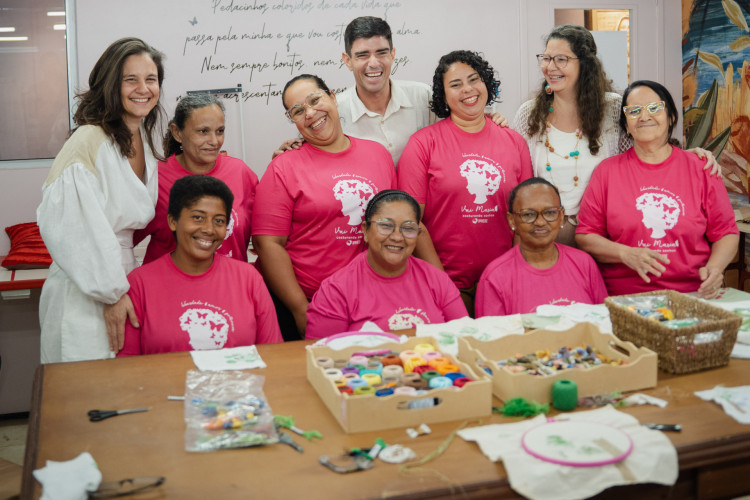 No projeto social, as mulheres aprendem a costurar e a bordar(Foto: Pedro Tofo/Divulgação)