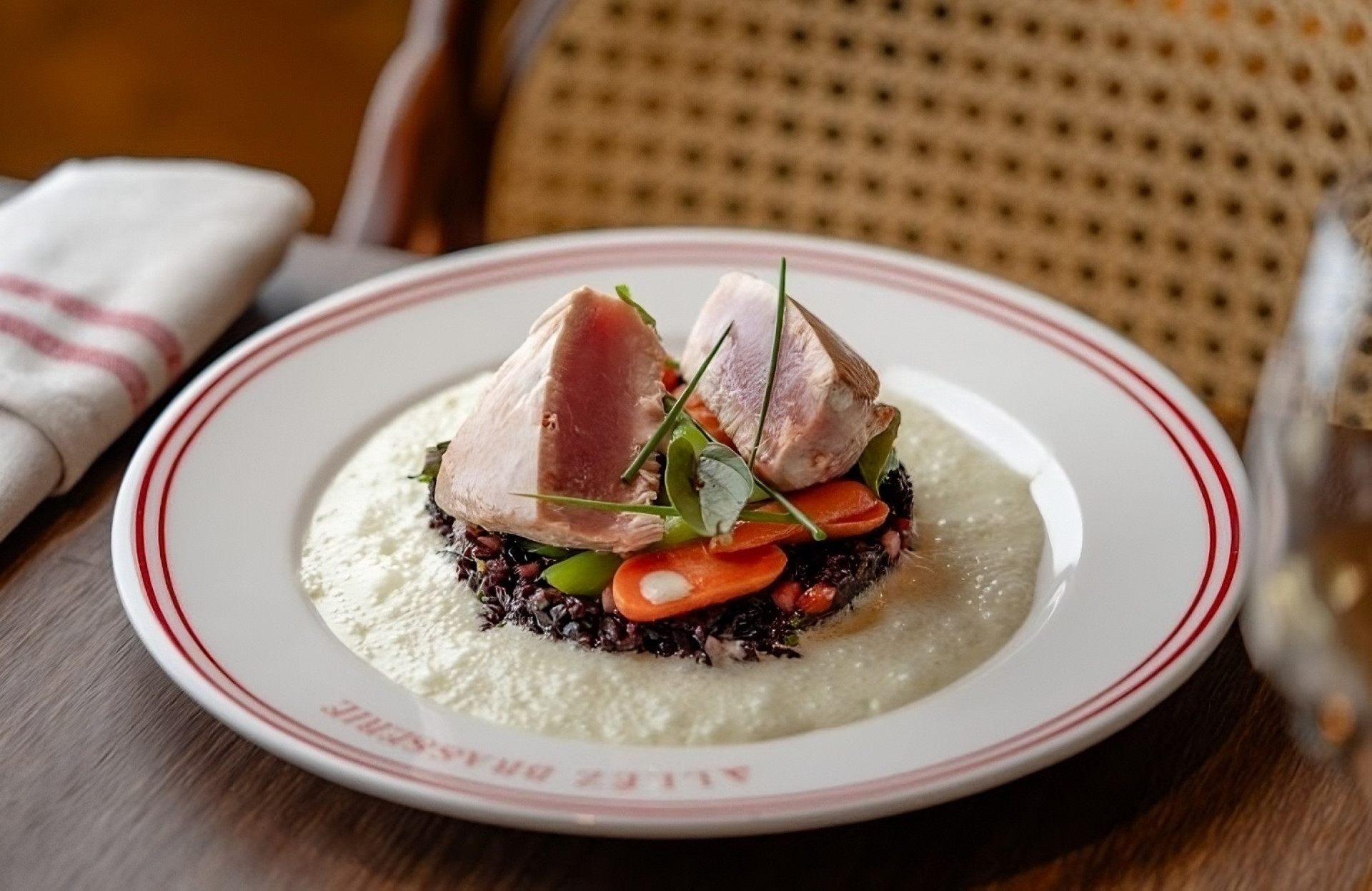 Atum Mi Cuit é opção de prato no menu francês do Allêz Brasserie(Foto: Allêz Brasserie/Divulgação)
