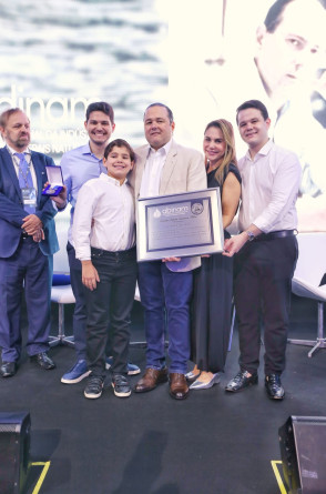 Otávio Queiroz e a família, Otávio Filho, Constantino, Adriana e Edson Queiroz IV(Foto: Divulgação )