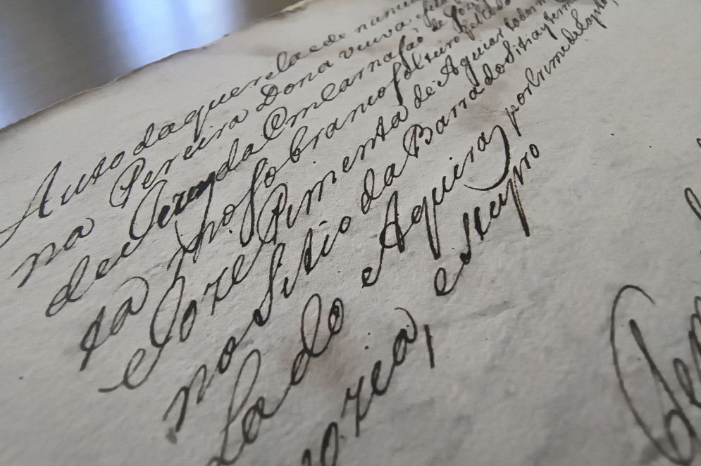 Descrição de um caso de 1779, onde a vítima denuncia rapto, estupro e a aleivosia (traição) cometida por um homem que lhe prometera casamento(Foto: CLÁUDIO RIBEIRO)