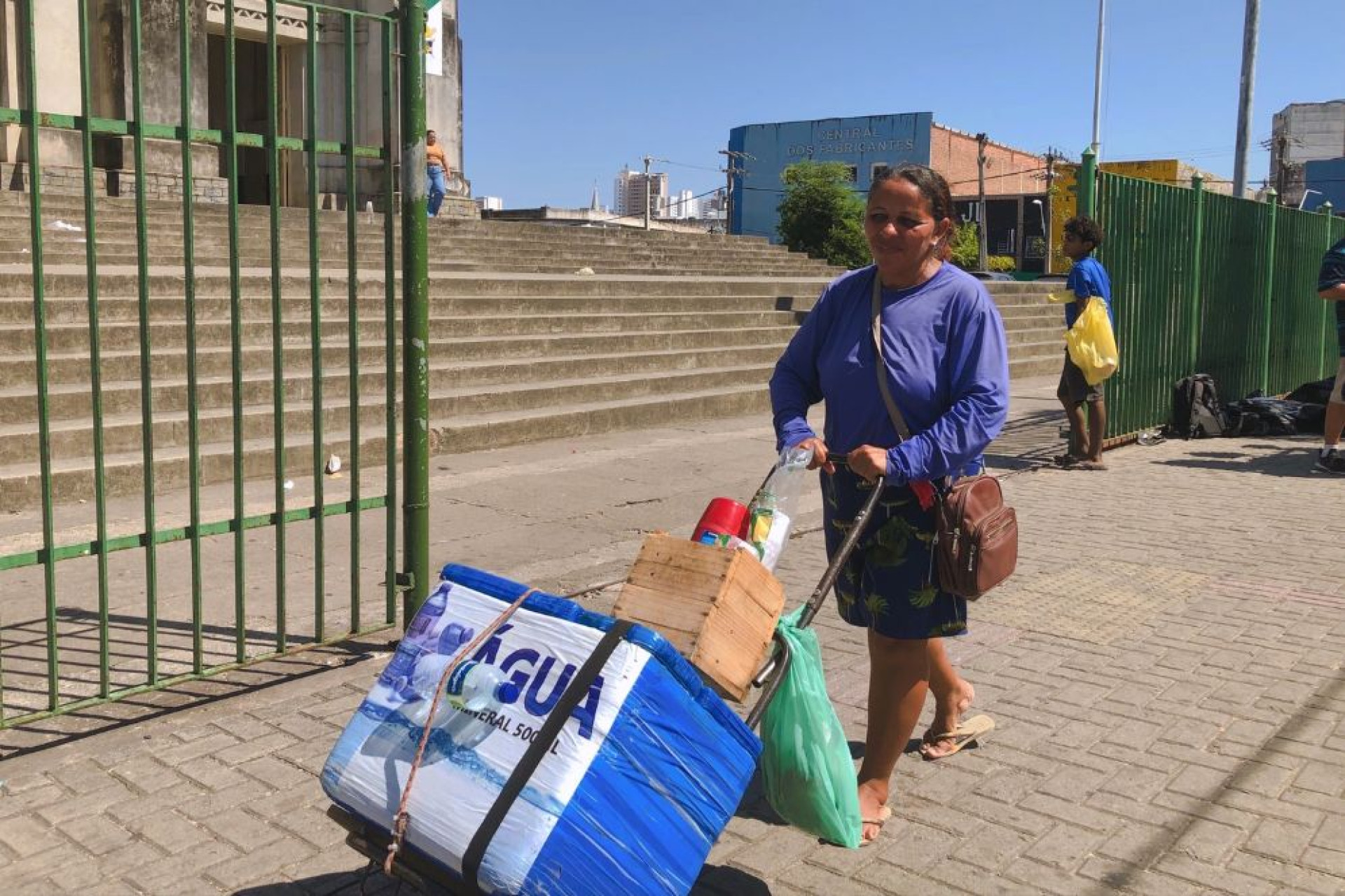 Maria Marilene Lima é vendedora ambulante no Centro de Fortaleza e precisa estar diariamente exposta ao sol para ter renda(Foto: Bianca Nogueira/ Especial para O POVO )