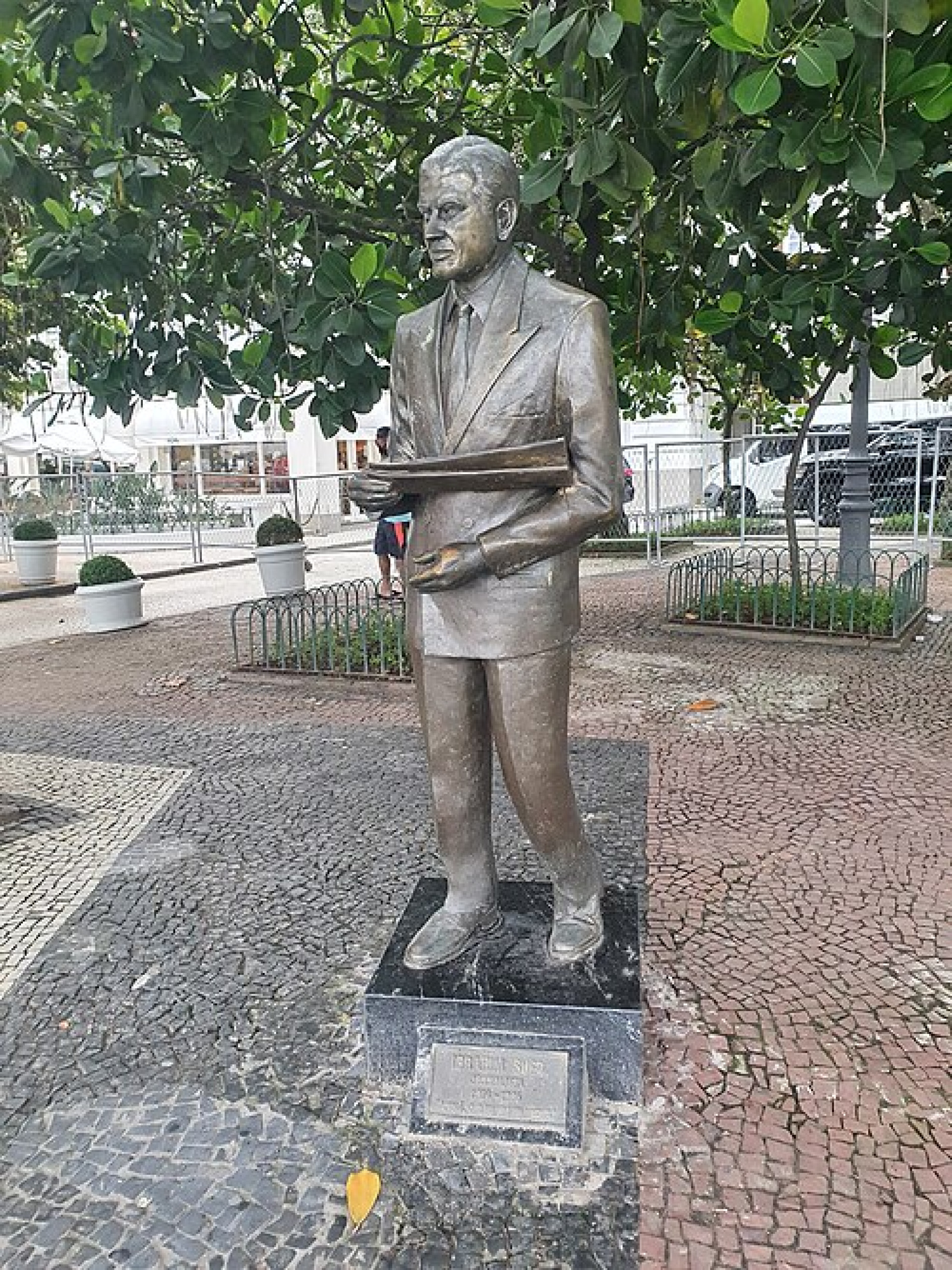 Estátua em bronze do jornalista, crítico e colunista brasileiro Ibrahim Sued, na frente do Hotel Copacabana Palace, em Copacabana, no Rio de Janeiro (Foto: Wikimedia Commons)