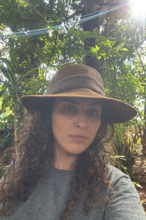 Karolina Guerrero é estudante de Agroecologia da UFSCar. Na foto, no sítio quilombo Anastácia - Ylê Asé de Yansã, Doné Oyassy e Tata Kejessy(Foto: Avervo pessoal)