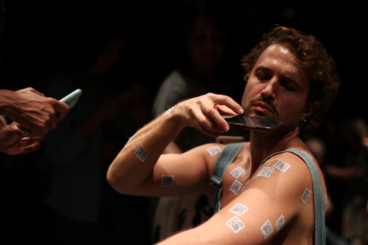 Espetáculo "QR Corpo" é apresentado na Bienal Internacional de Dança do Ceará (Foto: Nityama Macrini/Divulgação) Espetáculo "QR Corpo" é apresentado na Bienal Internacional de Dança do Ceará (Foto: Nityama Macrini/Divulgação)