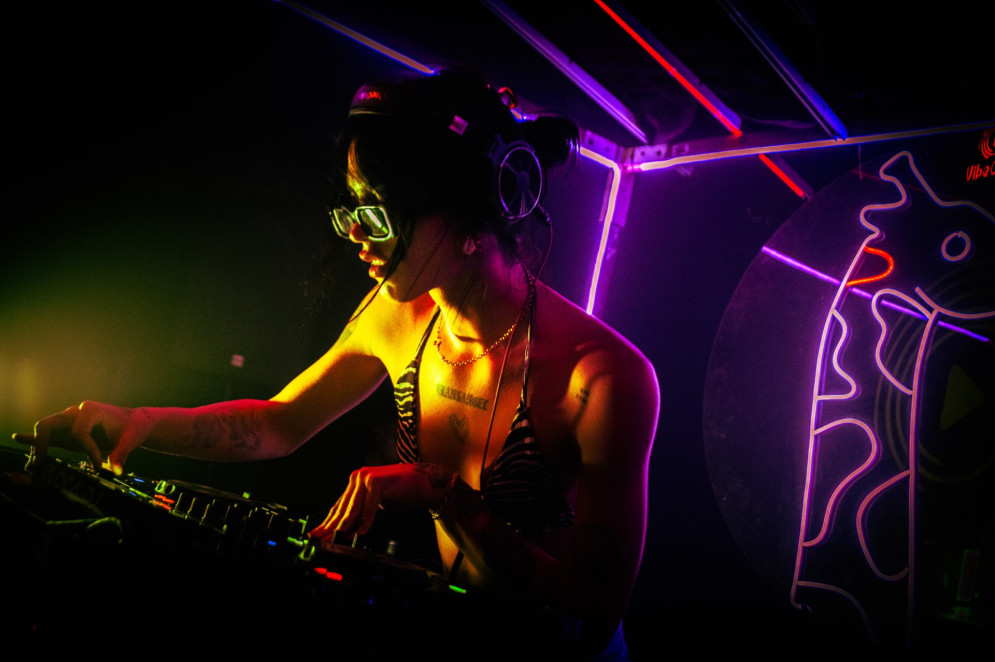 A DJ Lola García começou a carreira como performer, participando de vários eventos na noite de Fortaleza, incluindo a Atr1ta; mais tarde, começou a carreira de DJ e fez parte da primeira formação do Houzeria(Foto: Arquivo Pessoal )