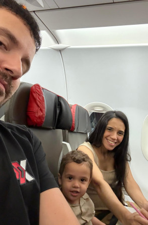 Arthur Sendas, o filho Adam e a esposa Jaqueline, que já espera mais um filho para dezembro(Foto: Arthur Sendas/Arquivo Pessoal) Arthur Sendas, o filho Adam e a esposa Jaqueline, que já espera mais um filho para dezembro(Foto: Arthur Sendas/Arquivo Pessoal)