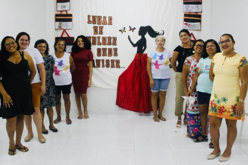 Grupo de mulheres que, sob a orientação da Asmosal, conversam sobre gênero e sexualidade, enquanto fazem tricô. Mais uma iniciativa em prol do empoderamento feminino(Foto: Arquivo Asmosal)