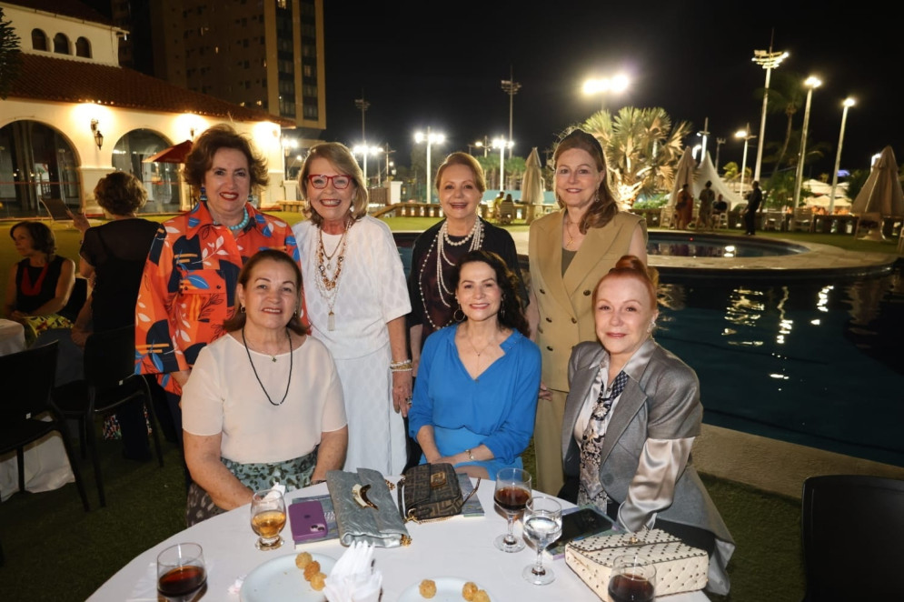 (Foto: Arquivo pessoal )Escritora Lourdinha com amigas