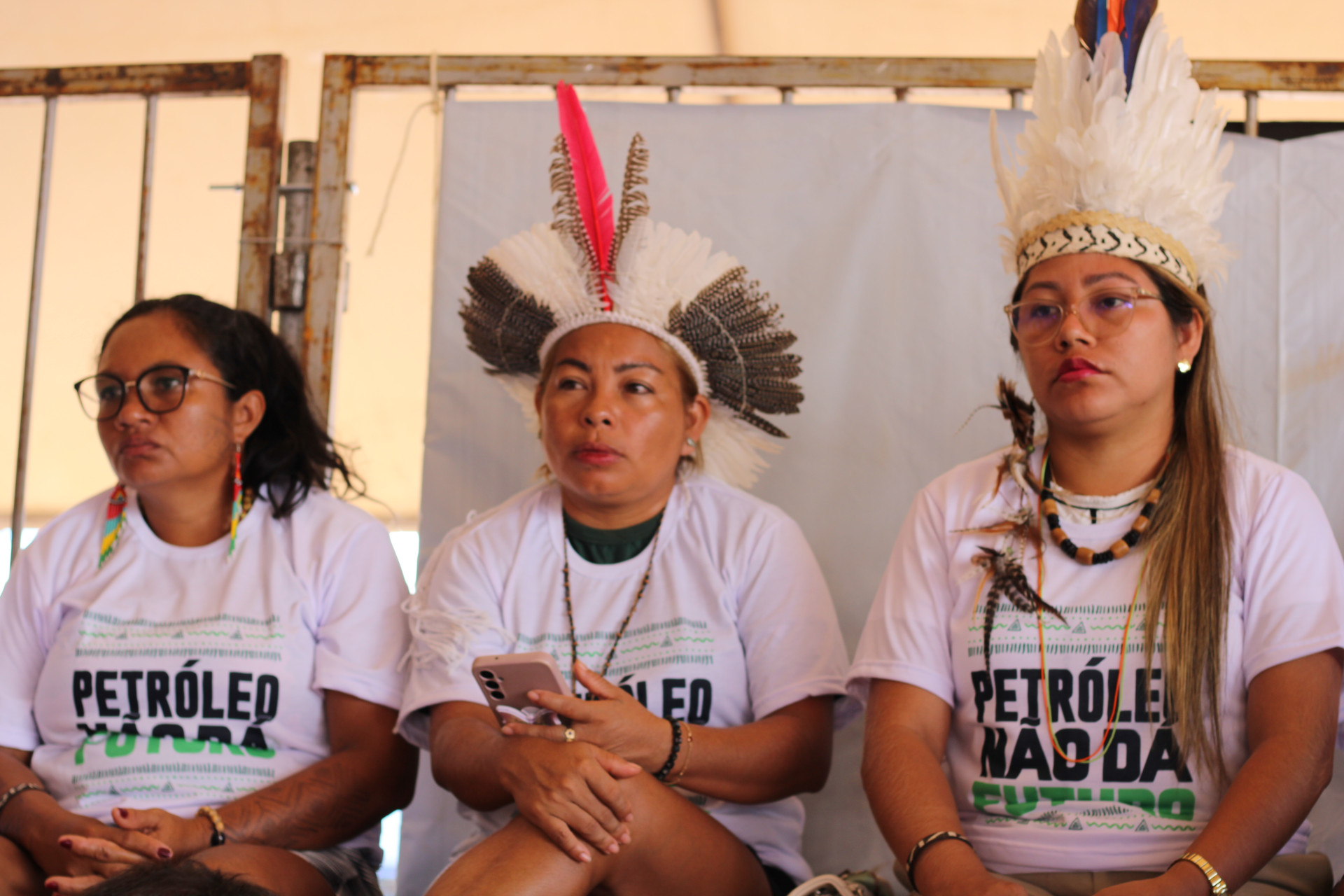 Representantes de povos indígenas de todo o Brasil se reuniram no Acampamento Terra Livre (ATL) de 2024, em Brasília, onde discutiram o avanço de empreendimentos de energia fóssil (Foto: Graciela Guarani)