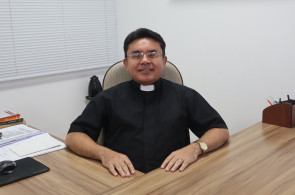 Foto: Padre Antônio Francileudo, doutor em Psicologia e diretor-geral da Faculdade Católica de Fortaleza, é entrevistado no projeto Grandes Nomes Padre Antônio Francileudo, doutor em Psicologia e diretor-geral da Faculdade Católica de Fortaleza, é entrevistado no projeto Grandes Nomes
