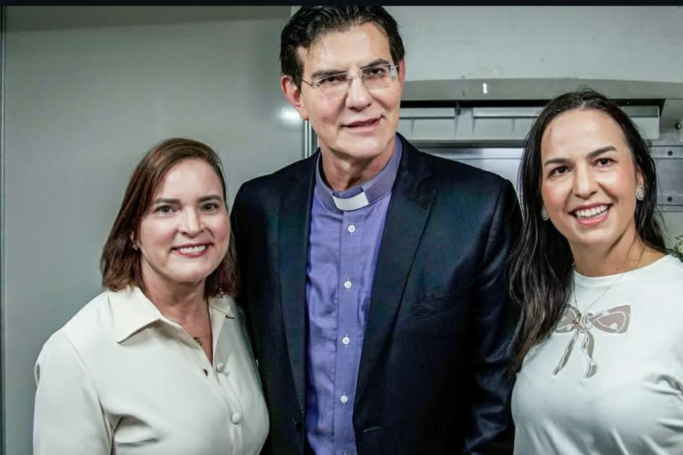 Padre Reginaldo Manzotti com as primeiras-damas:  Cristiane Leitão (Fortaleza) e Lia de Freitas (Ceará)(Foto: Arquivo pessoal)