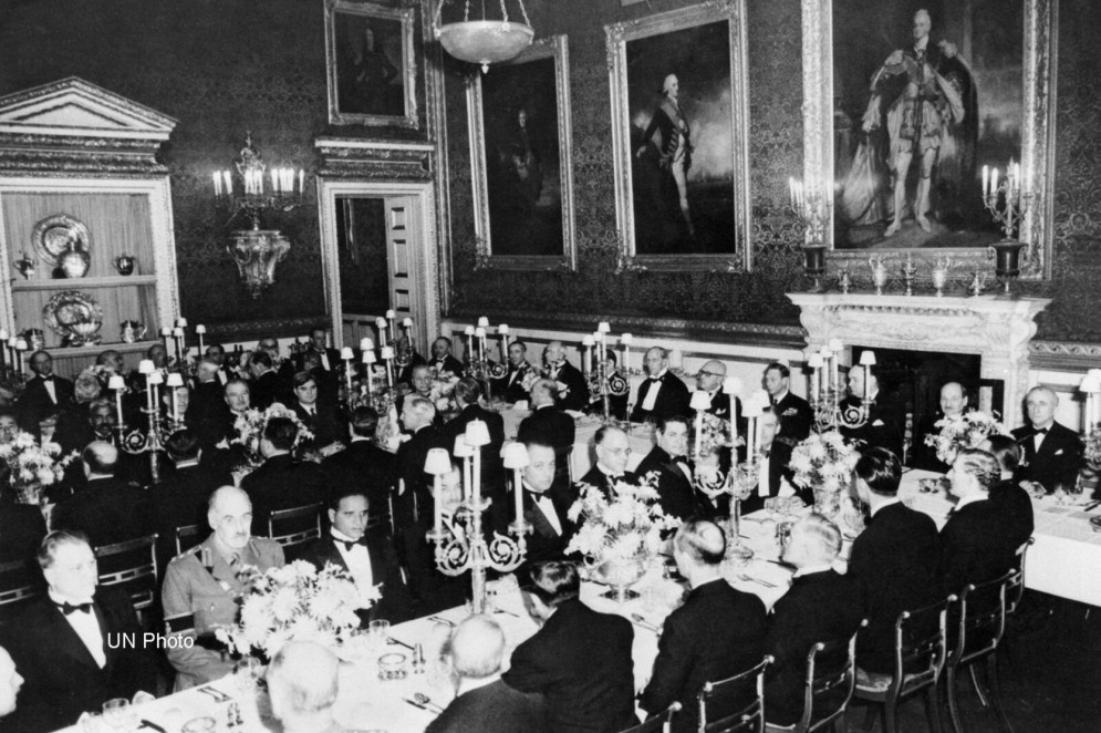 Diplomatas e estadistas de destaque participaram de um banquete oferecido pelo Rei George VI à Assembleia Geral da Organização das Nações Unidas em Londres, no dia 9 de janeiro de 1946, na véspera da convocação daquela assembleia(Foto: UN Photo) Diplomatas e estadistas de destaque participaram de um banquete oferecido pelo Rei George VI à Assembleia Geral da Organização das Nações Unidas em Londres, no dia 9 de janeiro de 1946, na véspera da convocação daquela assembleia(Foto: UN Photo)