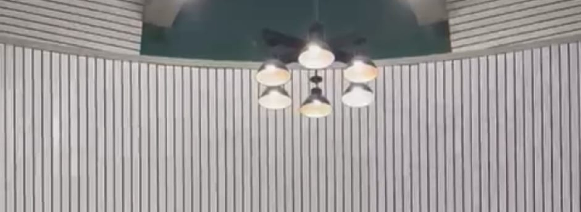 Homenageado entre o deputado Pedro Matos 
e o ex-deputado Raimundo Gomes de Matos (Foto: Arquivo pessoal )