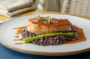 No restaurante Illa Mare, as ostras são aproveitadas em molhos usados em pratos como Salmão Coalho (R$ 94) e Salmão com Molho Oriental (R$ 66)