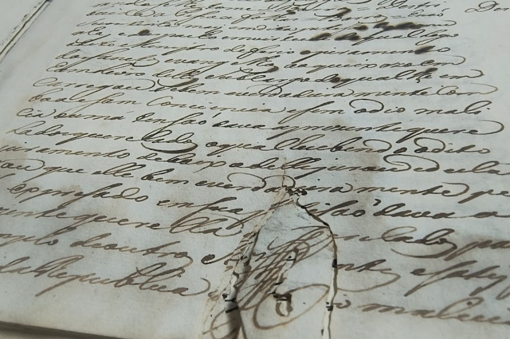 O POVO manuseou documentos originais e transcrições realizadas por pesquisadores(Foto: CLÁUDIO RIBEIRO)