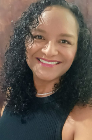 Adriana Pereira do Nascimento é uma mulher negra de cabelo cacheado médio e preto(Foto: Reprodução/ Acervo pessoal)