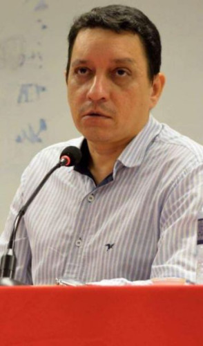 Fábio Sobral é um homem branco de cabelos escuros e curtos