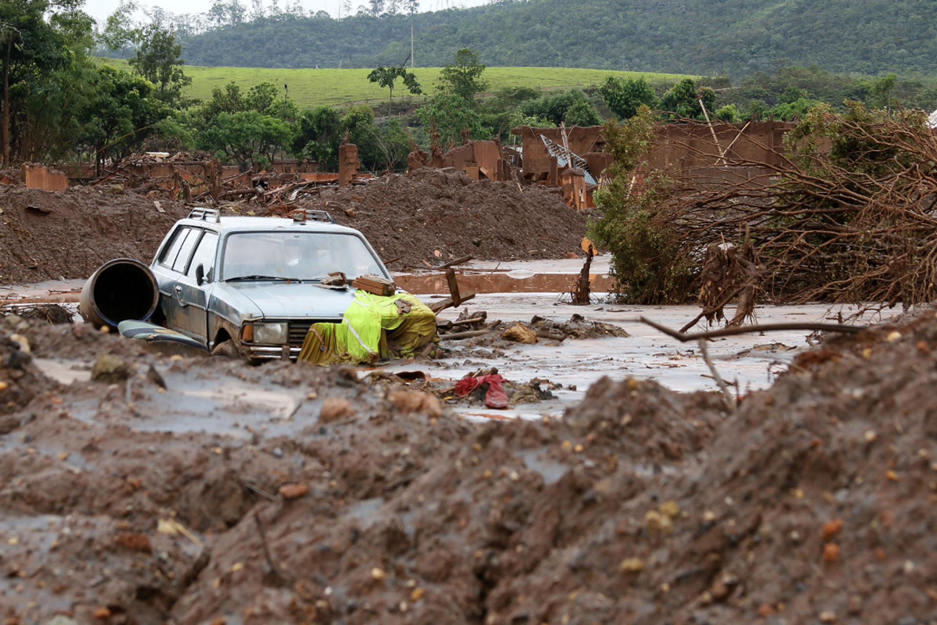 O rompimento da barragem de rejeitos da mineradora Samarco, cujos donos são a Vale a anglo-australiana BHP, causou uma enxurrada de lama que inundou várias casas no distrito de Bento Rodrigues, em Mariana, na Região Central de Minas Gerais (Foto: Rogério Alves/TV Senado)