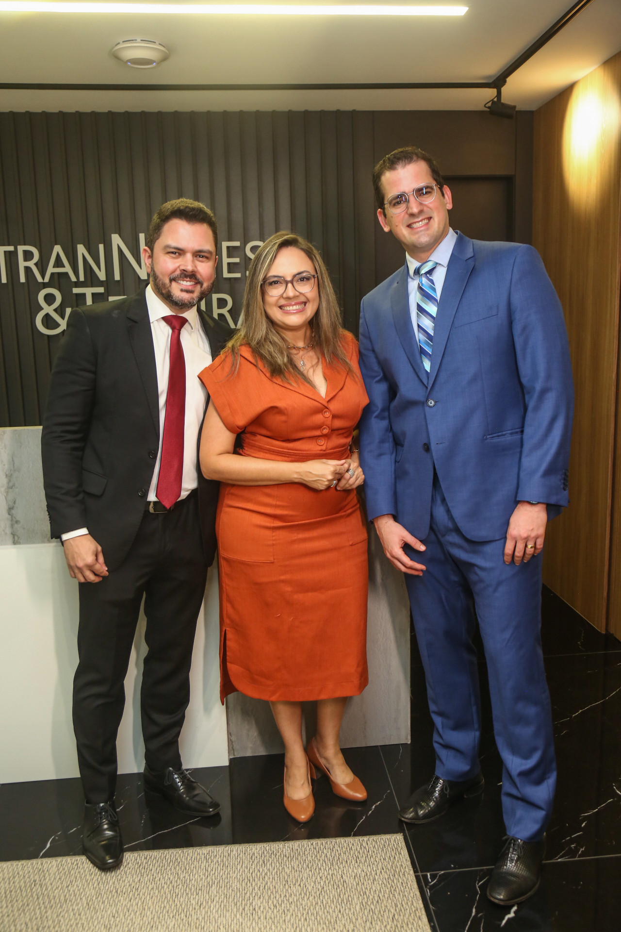 (Foto: JoaoFilho Tavares)Mônika Vieira entre os advogados e sócios Paulo Autran Nunes e Felipe Teixeira