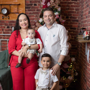 Jonatas Cabanelas, sua esposa Elys Cabanelas, e seus dois filhos, Davi Cabanelas e Benjamin Cabanelas(Foto: Arquivo Pessoal )
