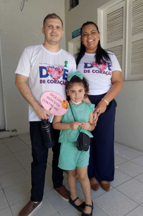 Amália Vitória, e seus pais, Ana Maria Maciel e Gustavo Fiorese(Foto: Arquivo Pessoal )