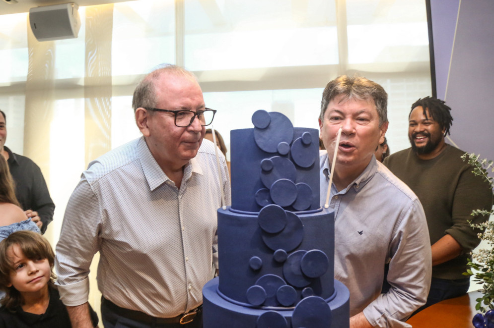 (Foto: João Filho Tavares)Os dois aniversariantes 
apagando velinhas