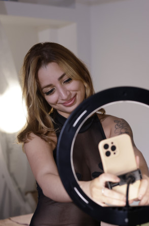 Flora Winx vende conteúdos previamente gravados na internet e também faz shows ao vivo pela webcam(Foto: Só para Fãs / O POVO+)