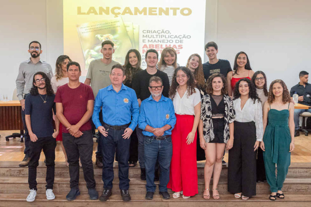 Uma pesquisa do departamento de Zootecnia da UFC é referência na criação e manejo de abelhas nativas brasileiras e gerou a publicação do livro "Criação, multiplicação e manejo de abelhas nativas para a polinização agrícola no Brasil", de autoria do professor Breno Freitas e do zootecnista Antonio Diego Bezerra(Foto: Associação Brasileira de Estudos das Abelhas (A.B.E.L.H.A))