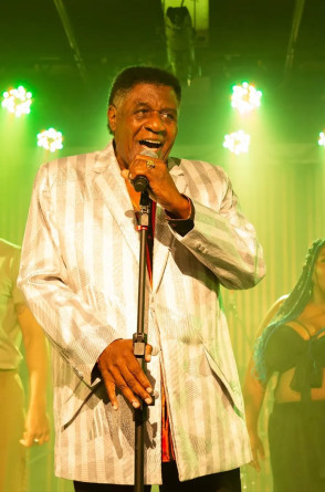 Com show marcado para o dia 16 de novembro, o ator e cantor Tony Tornado se apresenta no Cineteatro São Luiz, ao lado do filho, Lincoln Tornado