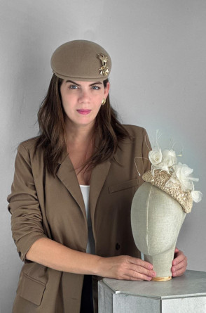 Desde 2011, Jomara Cid assina sua marca de chapelaria autoral